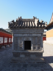 Built around 1530, this furnace was used to burn the paper or silk prayers offered vor sacrifices to the eminent ministers and generals whose tablets appear in the Imperial Temple. Rebuilt in 2004.